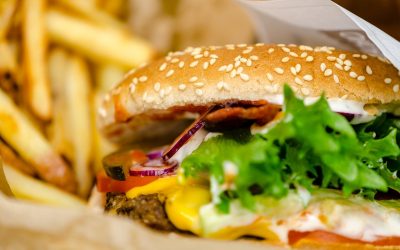Vorsicht bei Essen-to-go Verpackungen: Bei vielen Fast-Food-Ketten kommen schädliche Chemikalien oft mit auf den Tisch